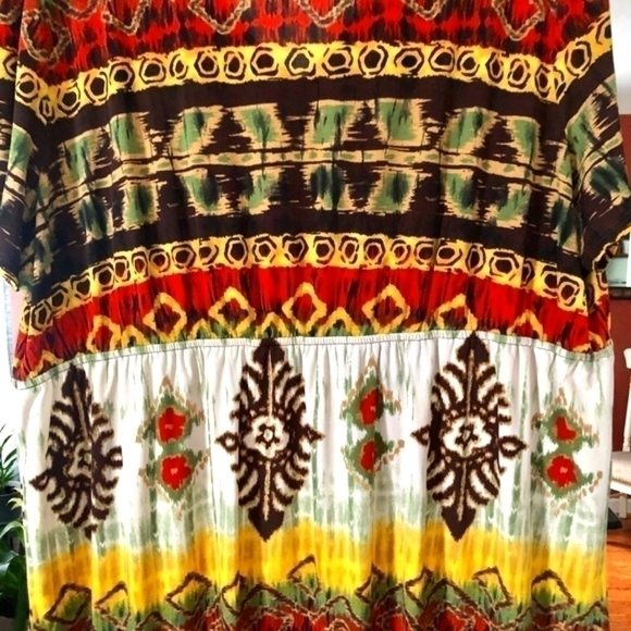 Avenue size 22/24 top. Bright colorful stone accents on front. V neck - Picture 7 of 12